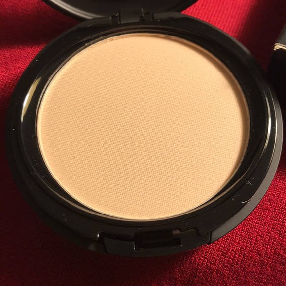 BH STUDIO PRO MATTE FINISH PRESSED POWDER & BRUSH - Picture 3 of 6